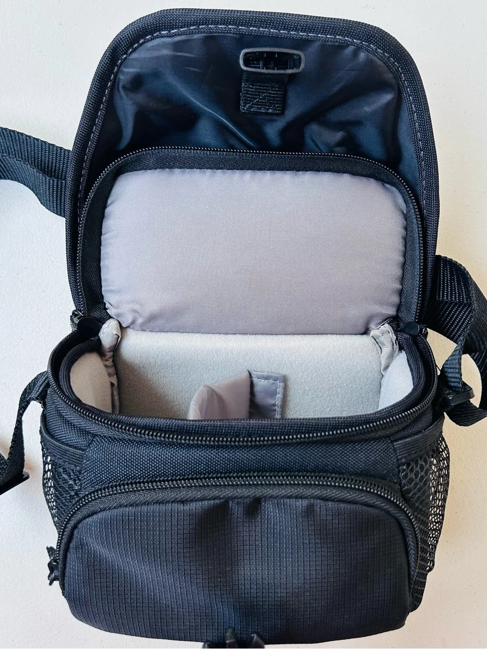 Sony LCS-U11 Camera Carrying Case Black NWOT Adjustable Divider Shoulder Bag